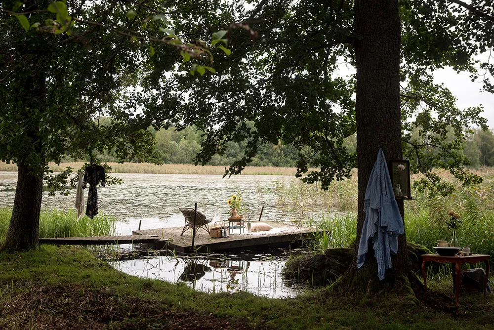Маленька шведська дача біля озера з душевними інтер'єрами - Gallery image 23