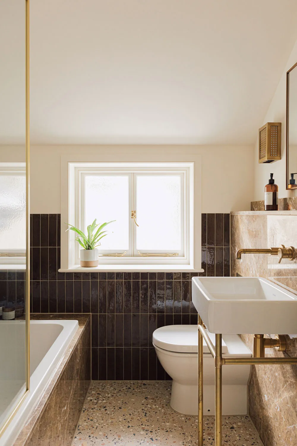 Gusto para los ojos: un townhouse histórico con interiores en paleta de colores intensos en Londres - Gallery image 22