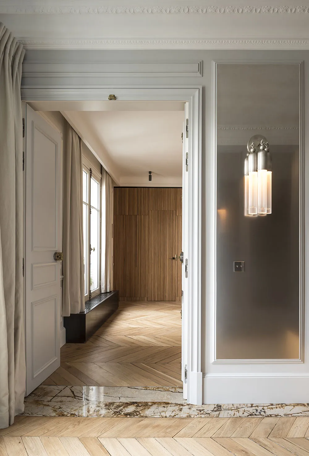 Piękno naturalnego kamienia w eleganckim apartamencie w Paryżu - Gallery image 16