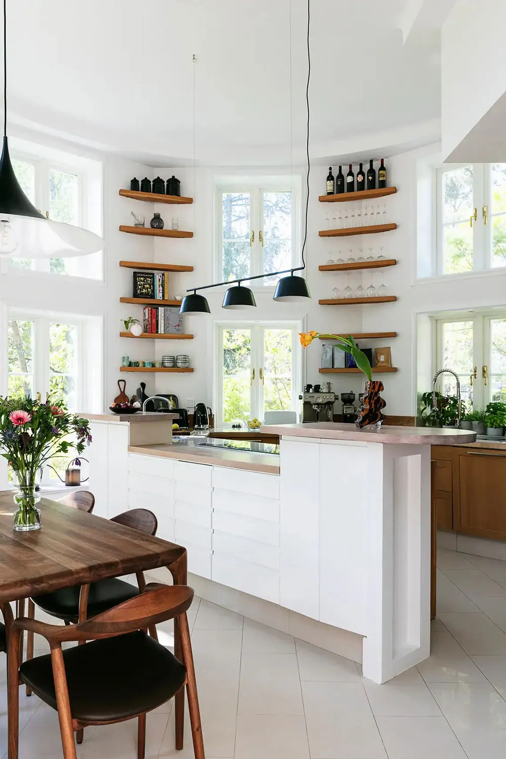 Уютный шведский коттедж в лесу с округлыми линиями в архитектуре - Gallery image 7