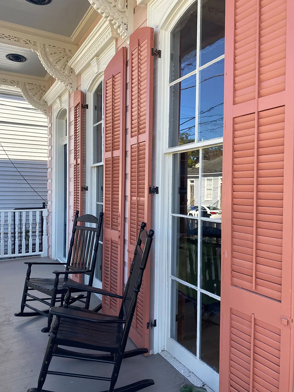 Urocze odbudowywanie pięknej historycznej domu z balkonem w Nowym Orleanie - Gallery image 17