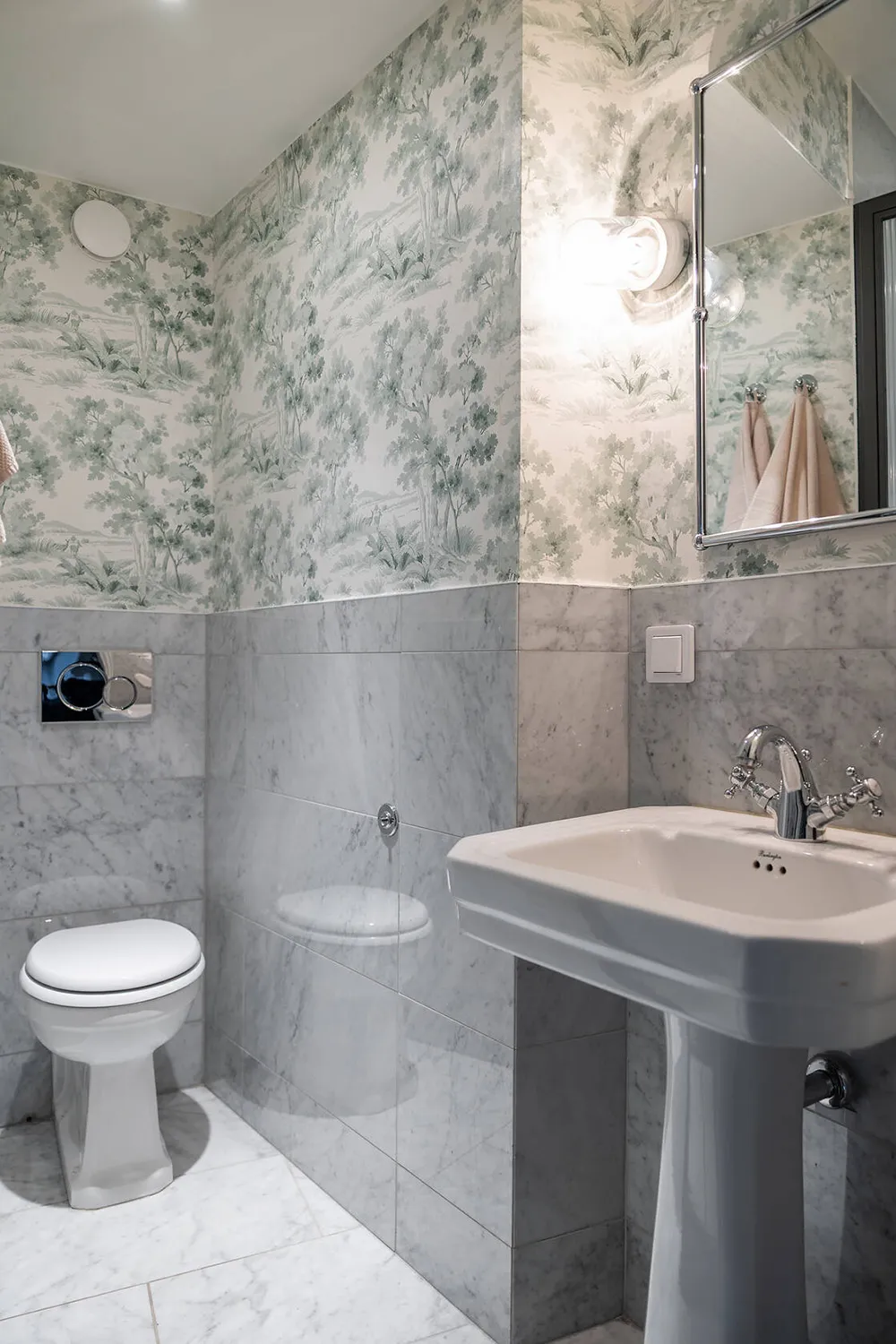 Fond d'écran floral dans le salon et une cuisine rouge : un appartement expressif à Stockholm - Gallery image 21