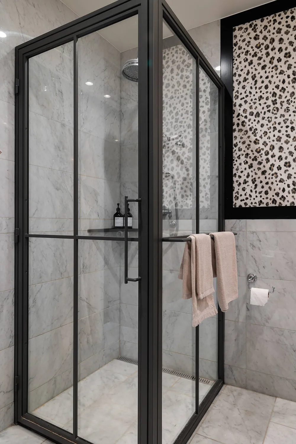 Fond d'écran floral dans le salon et une cuisine rouge : un appartement expressif à Stockholm - Gallery image 18