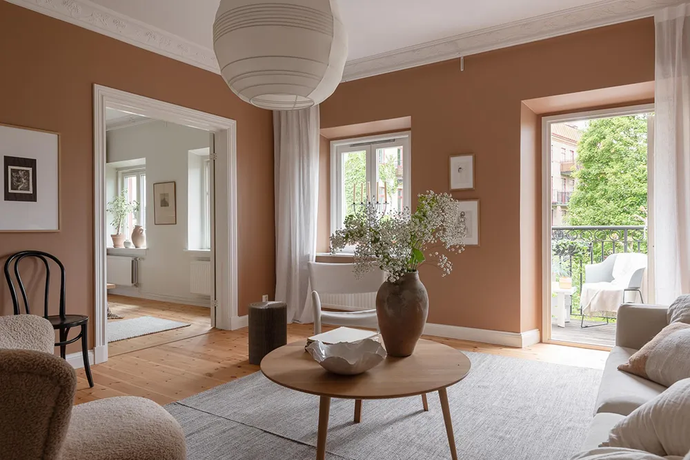 Salle de séjour en terre cuite et cuisine fraîche : appartement à Göteborg - Gallery image 1