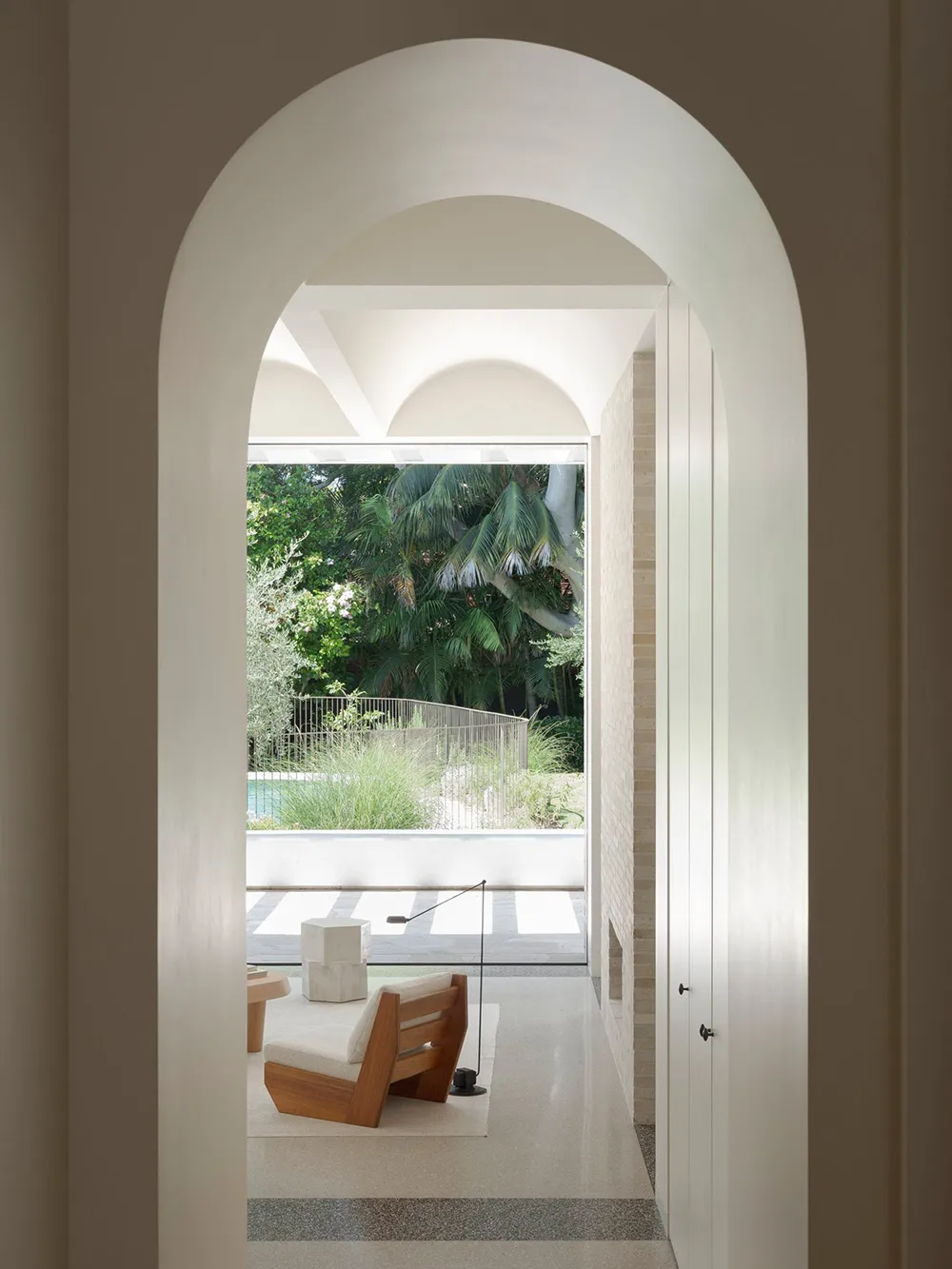 Elegant white interiors against the backdrop of a beautiful garden: house in Sydney - Gallery image 16