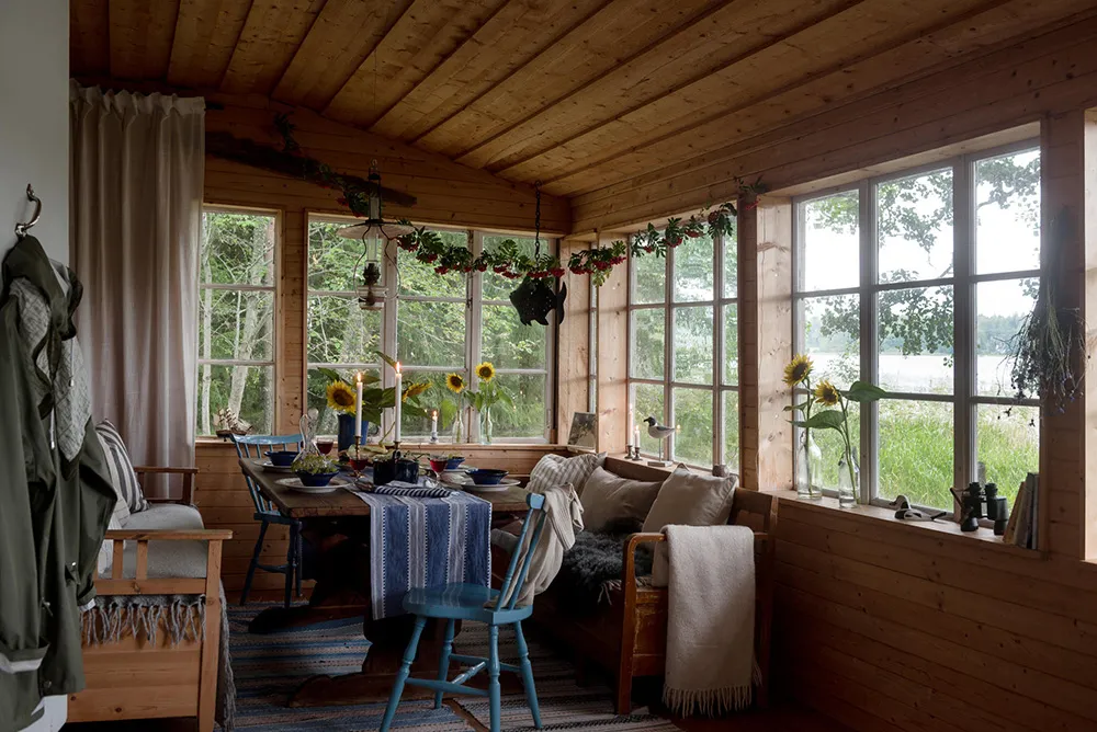 Маленька шведська дача біля озера з душевними інтер'єрами - Gallery image 4