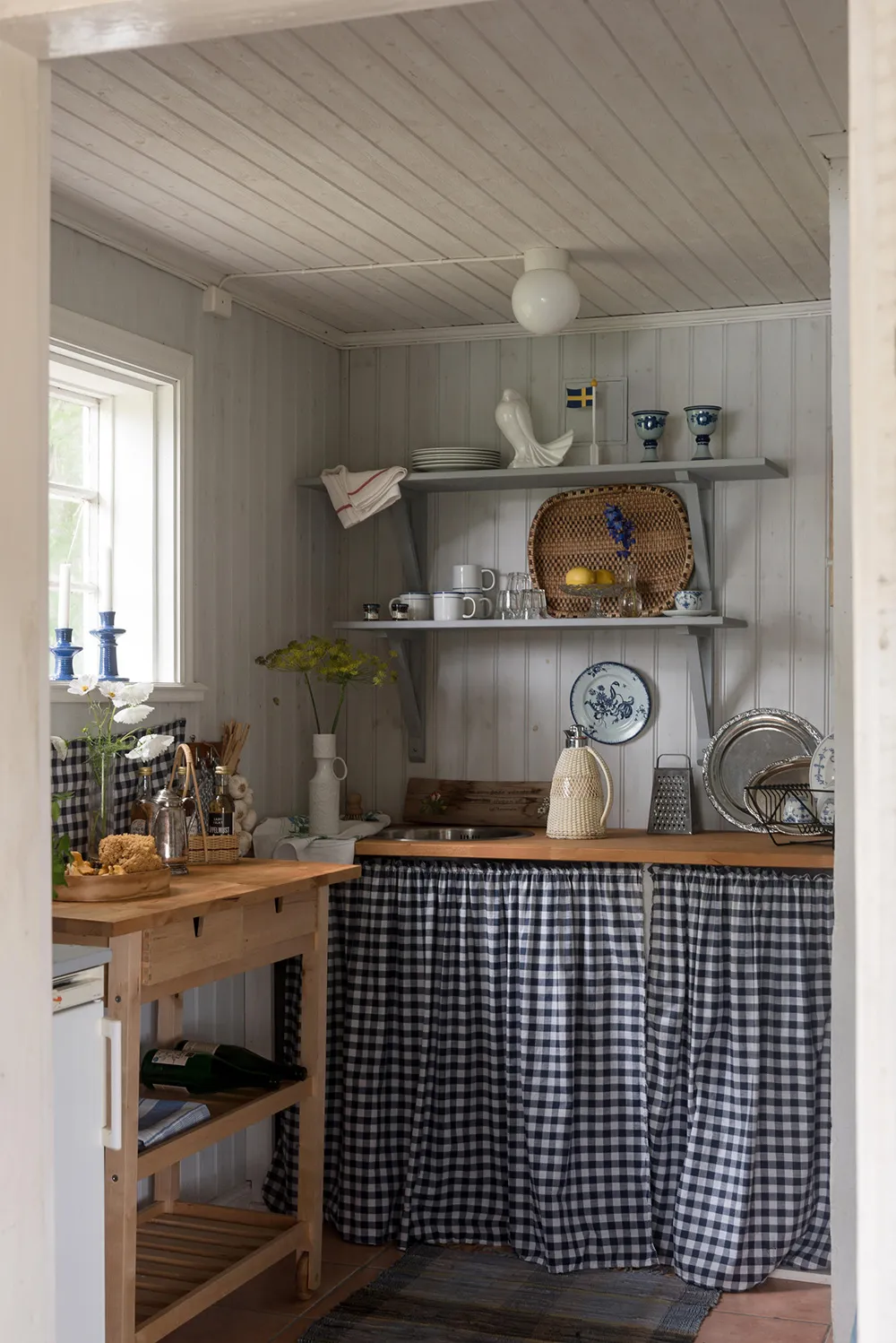 Маленька шведська дача біля озера з душевними інтер'єрами - Gallery image 12