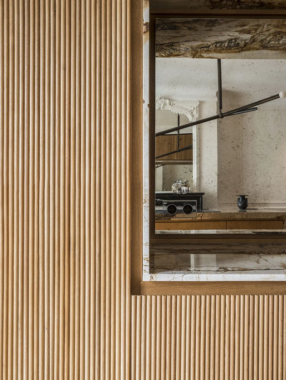 Piękno naturalnego kamienia w eleganckim apartamencie w Paryżu - Gallery image 12