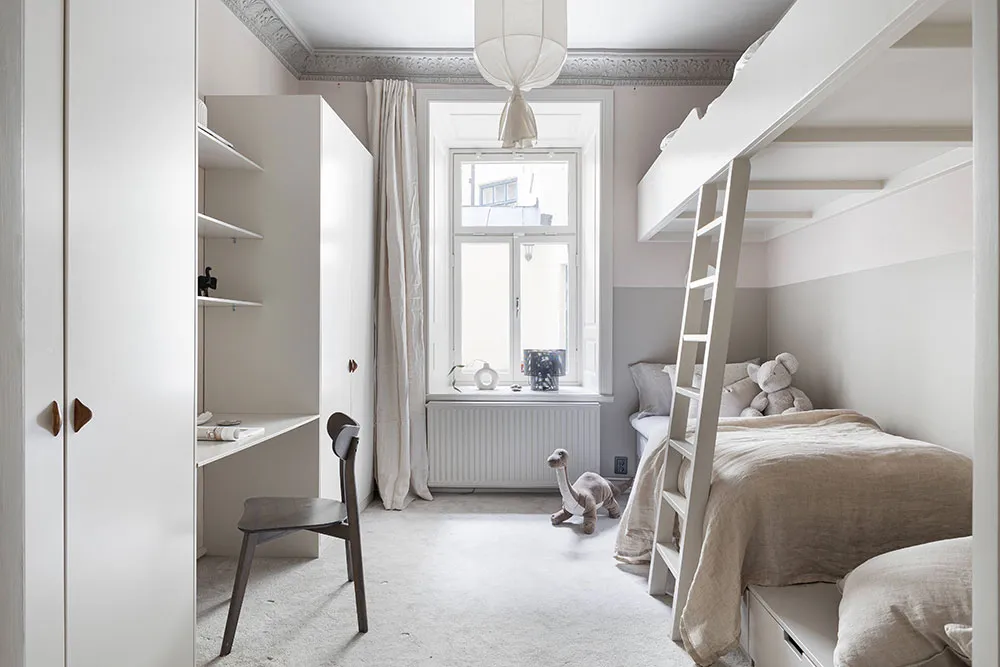 Là-dedans, plafond accentué et meubles élégants : appartement à Stockholm (72 m²) - Gallery image 13
