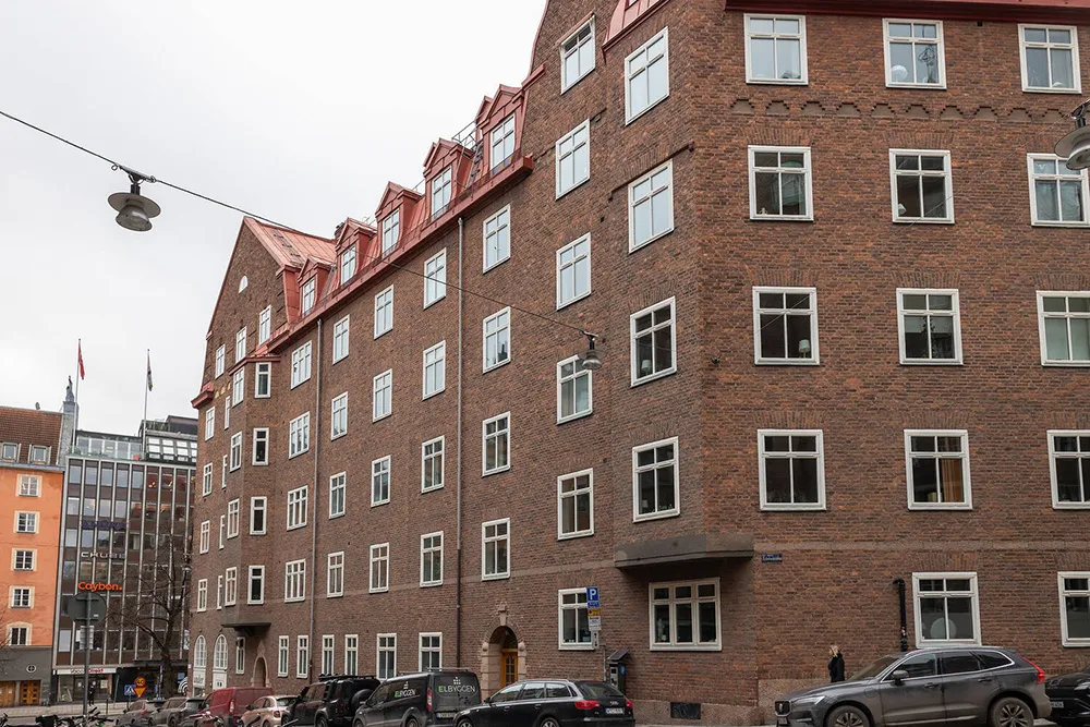 Fond d'écran floral dans le salon et une cuisine rouge : un appartement expressif à Stockholm - Gallery image 24