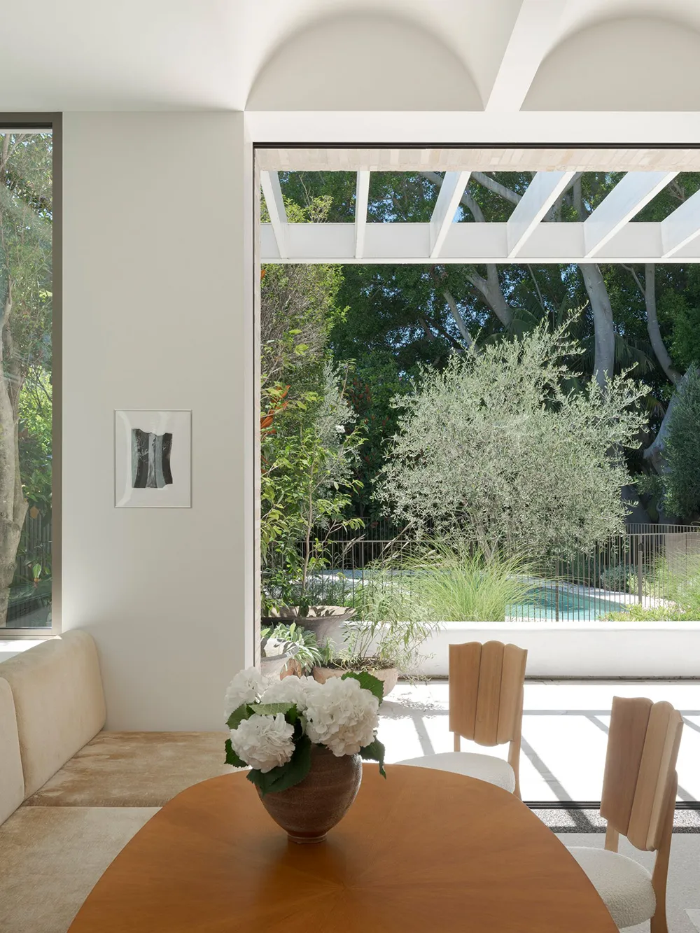 Elegant white interiors against the backdrop of a beautiful garden: house in Sydney - Gallery image 6