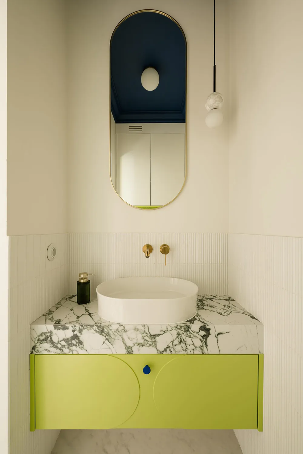 Teintes de vert et motifs exotiques dans la décoration d'une maison moderne à Varsovie - Gallery image 11