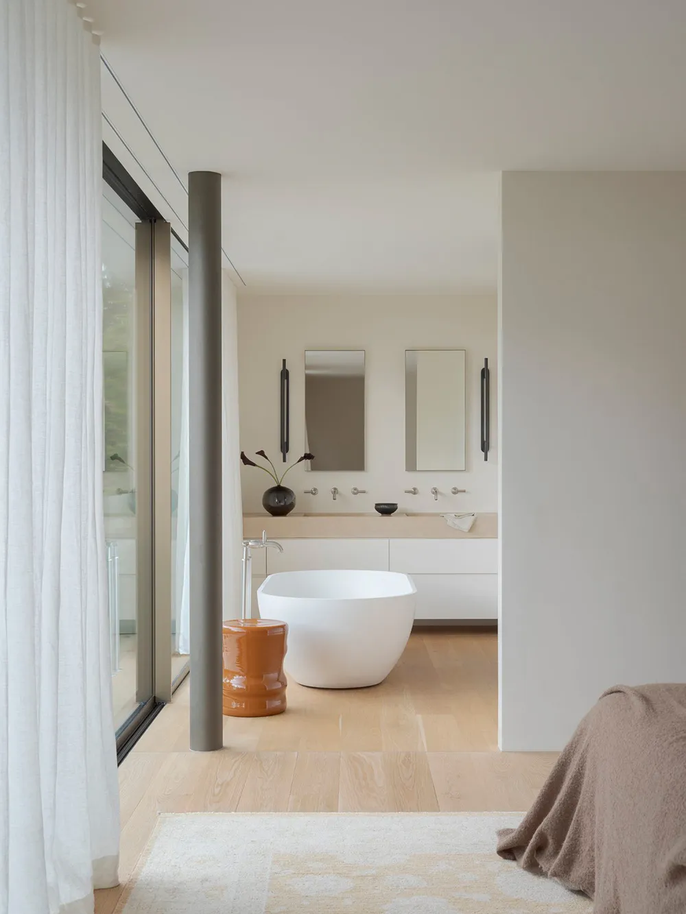 Elegant white interiors against the backdrop of a beautiful garden: house in Sydney - Gallery image 13