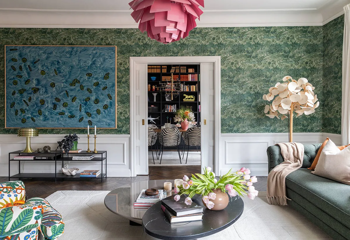 Fond d'écran floral dans le salon et une cuisine rouge : un appartement expressif à Stockholm - Gallery image 2