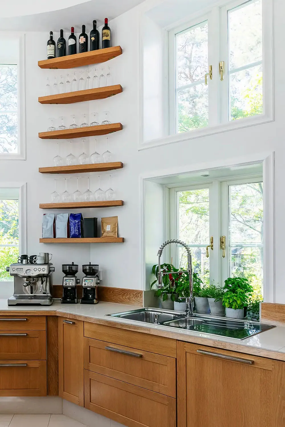 Уютный шведский коттедж в лесу с округлыми линиями в архитектуре - Gallery image 8