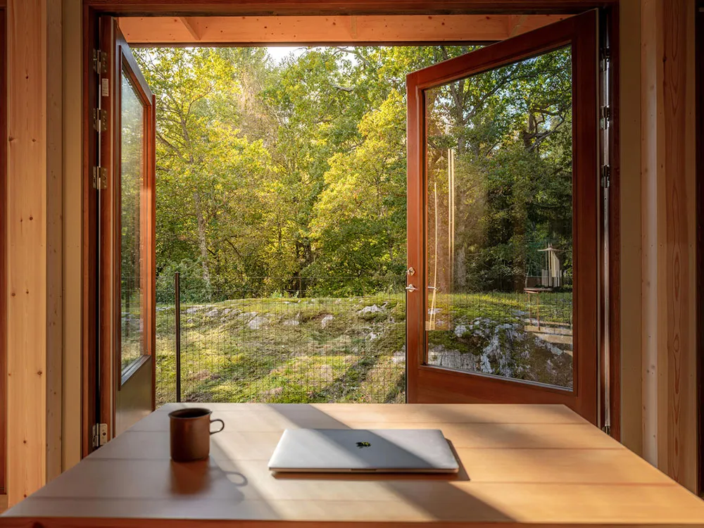 Wärme aus natürlichen Holz: gemütlicher moderner Feriendom in Schweden - Gallery image 23