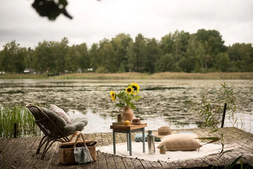 Маленька шведська дача біля озера з душевними інтер'єрами - Gallery image 24