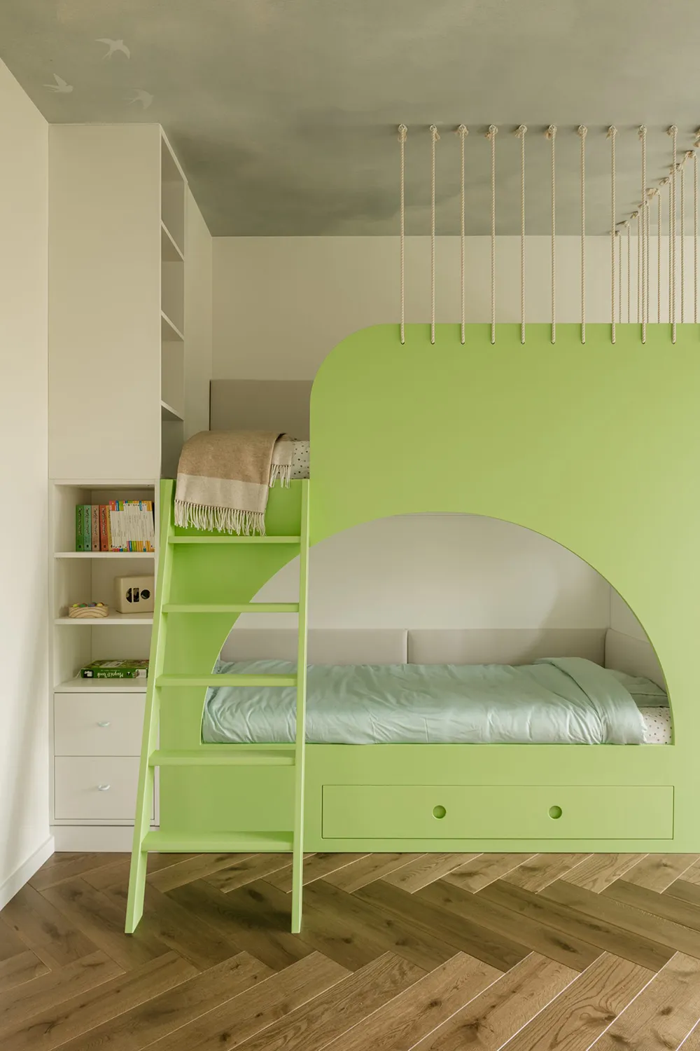 Teintes de vert et motifs exotiques dans la décoration d'une maison moderne à Varsovie - Gallery image 14