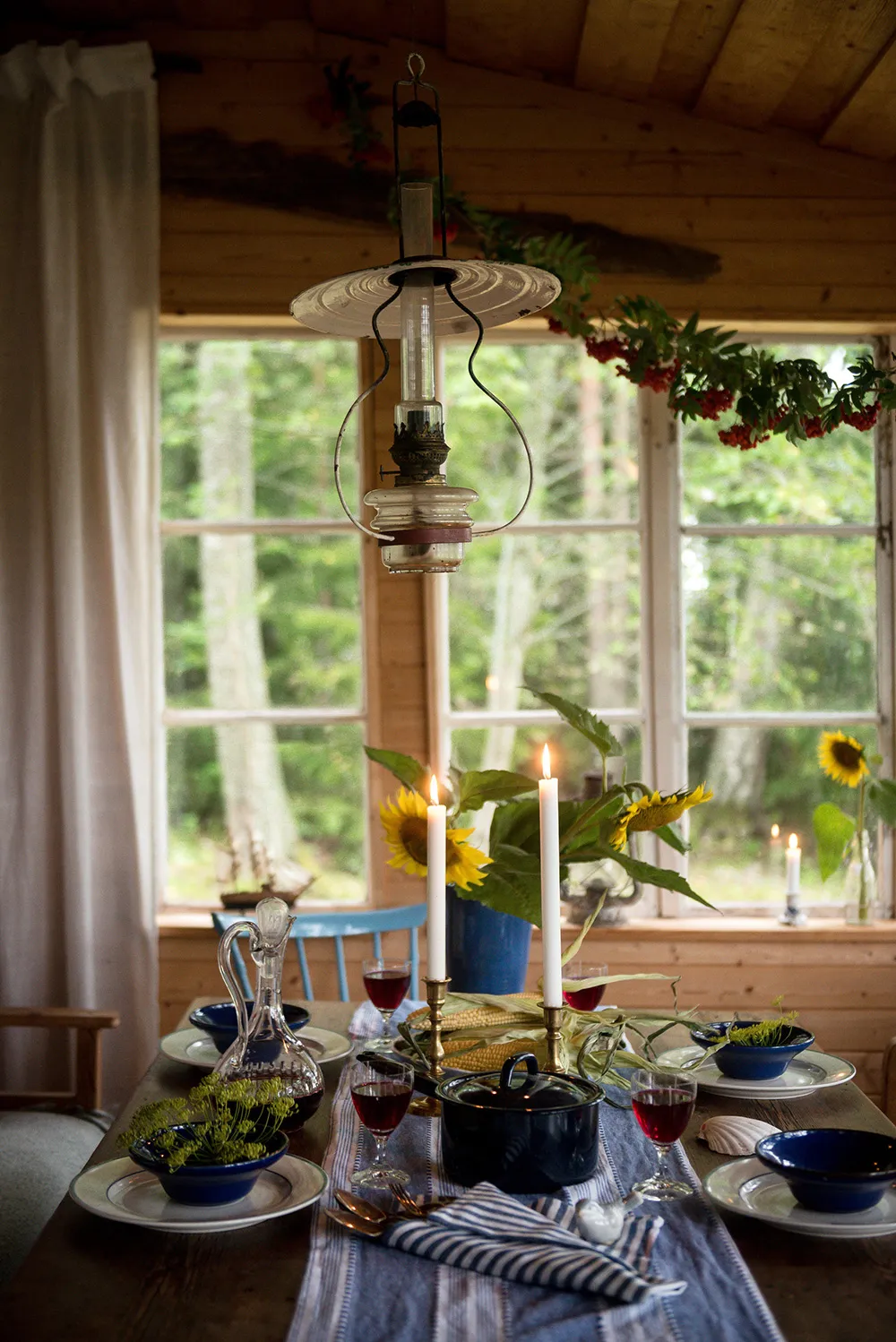 Маленька шведська дача біля озера з душевними інтер'єрами - Gallery image 8