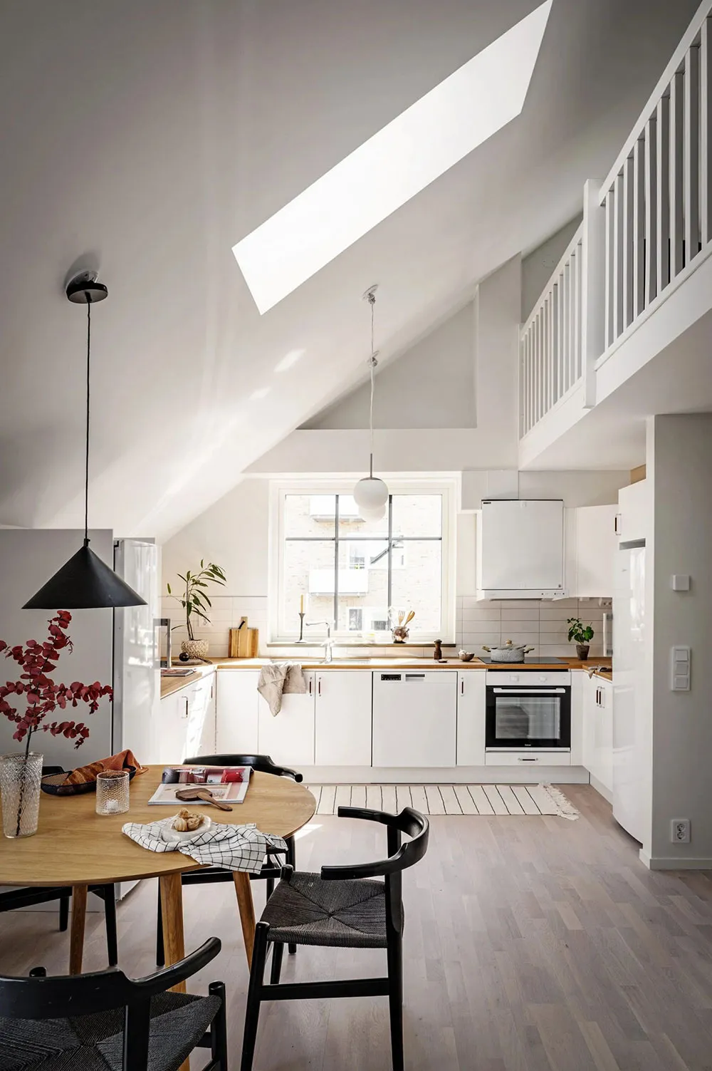 Luminosa y acogedora mansarda con encantadora terraza en Suecia - Gallery image 1