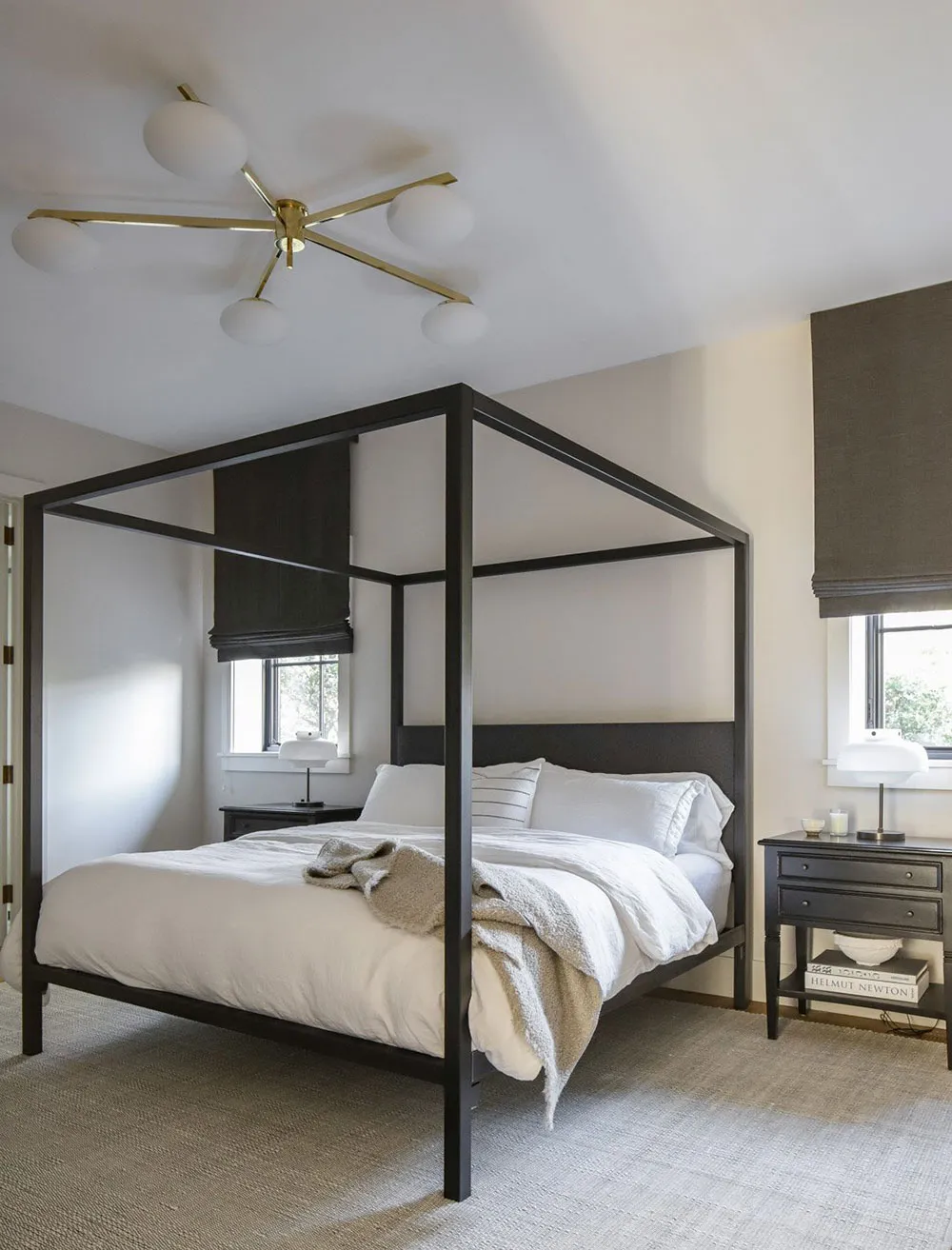 Стильний білий інтер'єр дому в США з темними акцентами - Gallery image 13