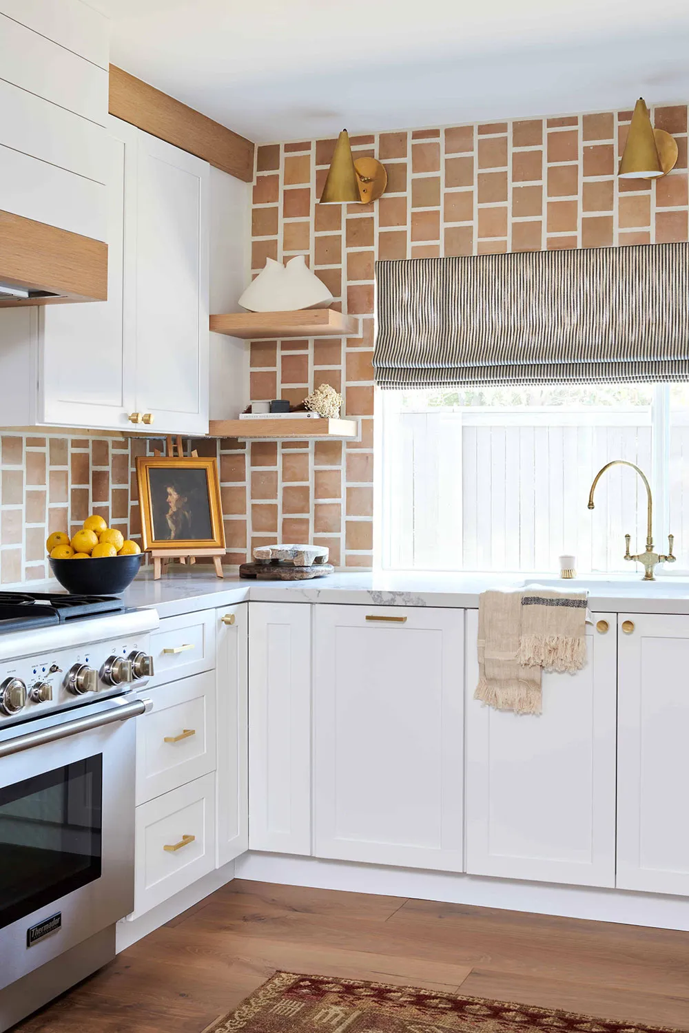 Schwarze Wände und helles Möbel: Mutiger, aber gemütlicher Interieur in Los Angeles - Gallery image 14