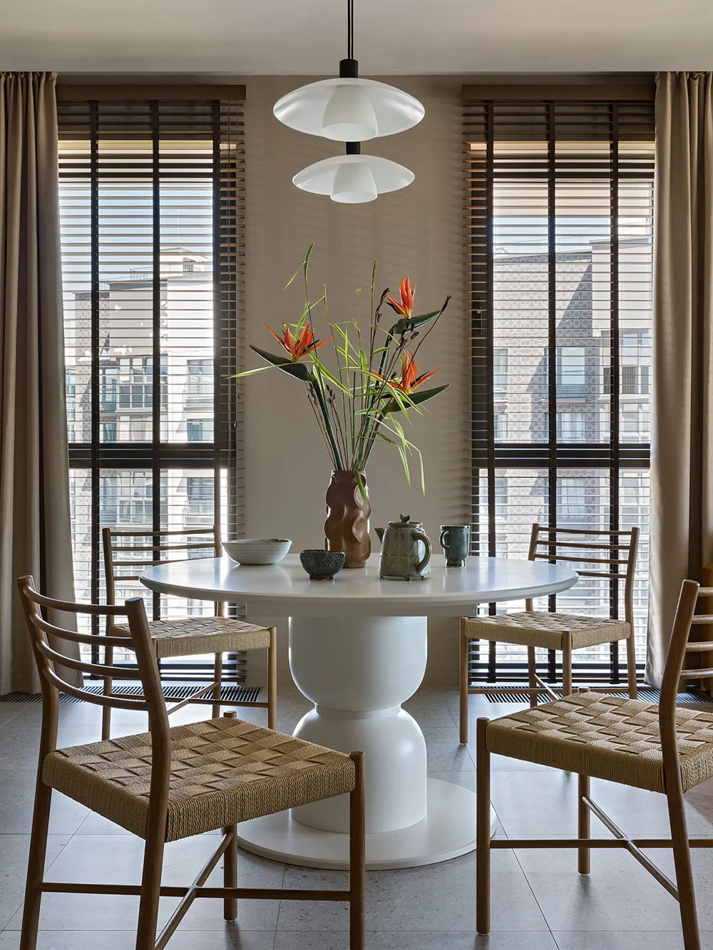 Intérieur moderne calme avec des arcs et un plafond voûté à Minsk (84 m²) - Gallery image 2