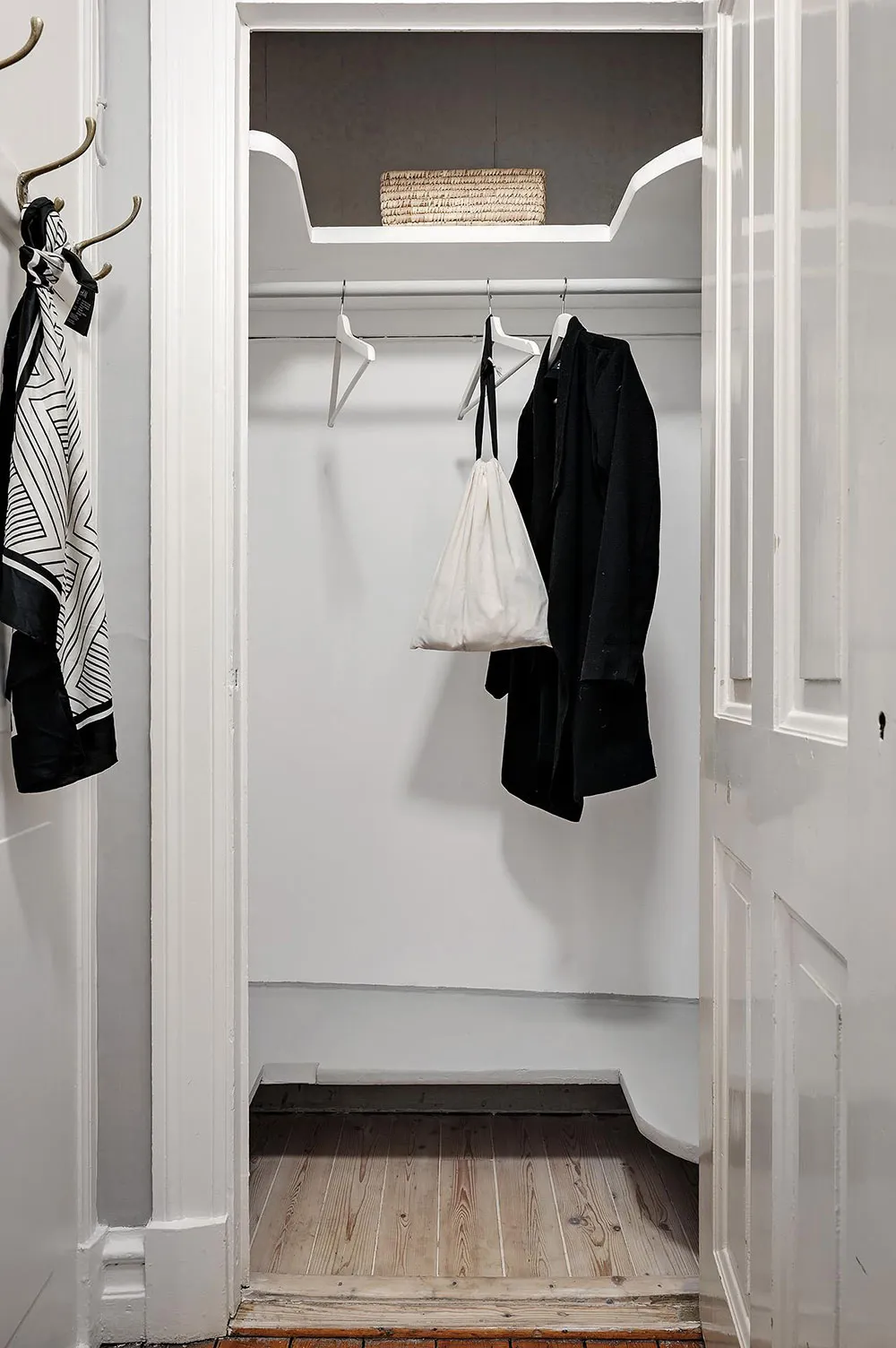 Мягкий декор и фрагменты кирпичной стены на кухне: небольшая квартира в Гетеборге (46 кв. м) - Gallery image 23