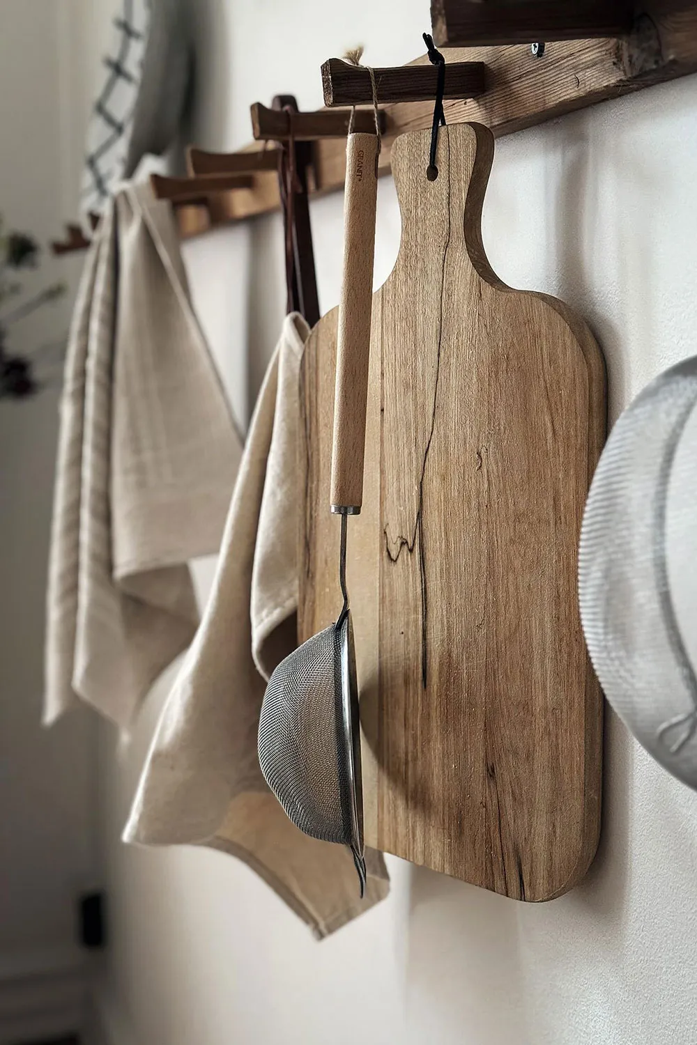 Мягкий декор и фрагменты кирпичной стены на кухне: небольшая квартира в Гетеборге (46 кв. м) - Gallery image 8