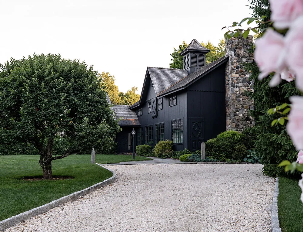 काली फ़ासाद एवं हल्के भीतरी डिज़ाइन: अमेरिका में स्थित एक सुंदर कॉटेज, जिसमें ग्रामीण शैली में सजावट की गई है. - Gallery image 2