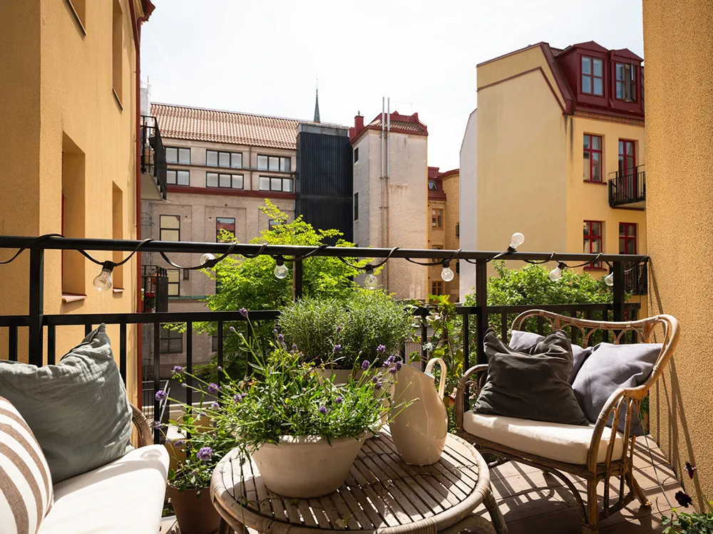 Бежеві стіни, яскравий декор і темна спальня: квартира в Гетеборзі (68 кв. м) - Gallery image 15