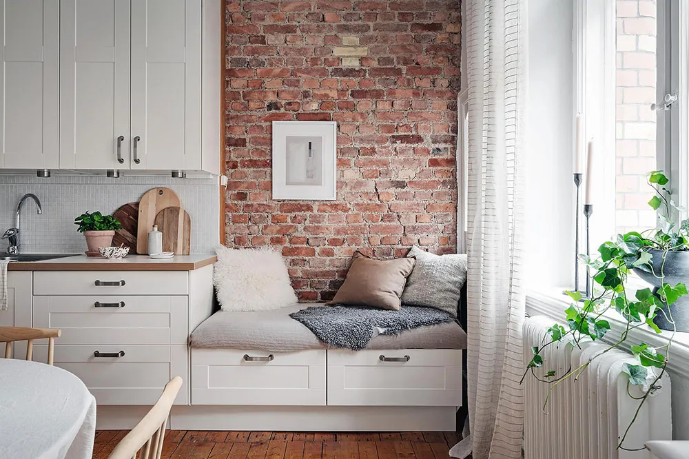 Мягкий декор и фрагменты кирпичной стены на кухне: небольшая квартира в Гетеборге (46 кв. м) - Gallery image 3