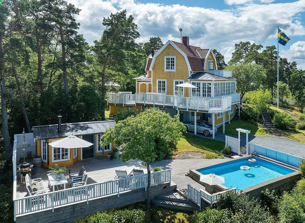 Stylowe odcienie w дизайnie tradycyjnej乡村 wиллы przy jeziorze w Szwecji - Gallery image 1