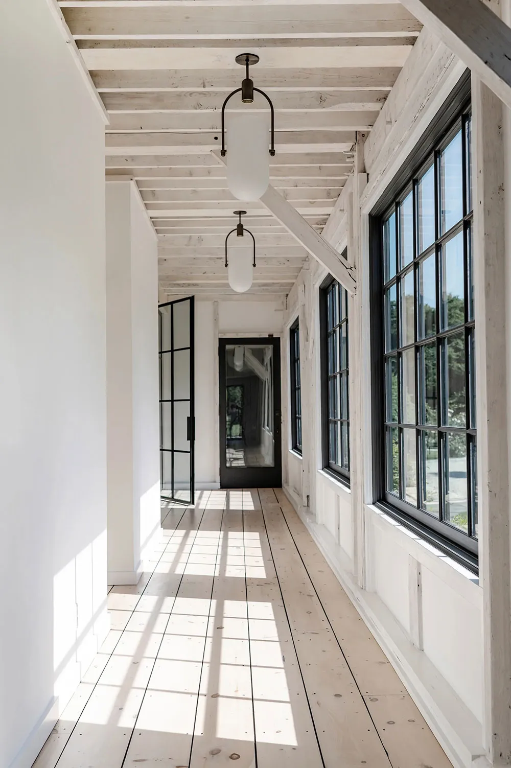 काली फ़ासाद एवं हल्के भीतरी डिज़ाइन: अमेरिका में स्थित एक सुंदर कॉटेज, जिसमें ग्रामीण शैली में सजावट की गई है. - Gallery image 6