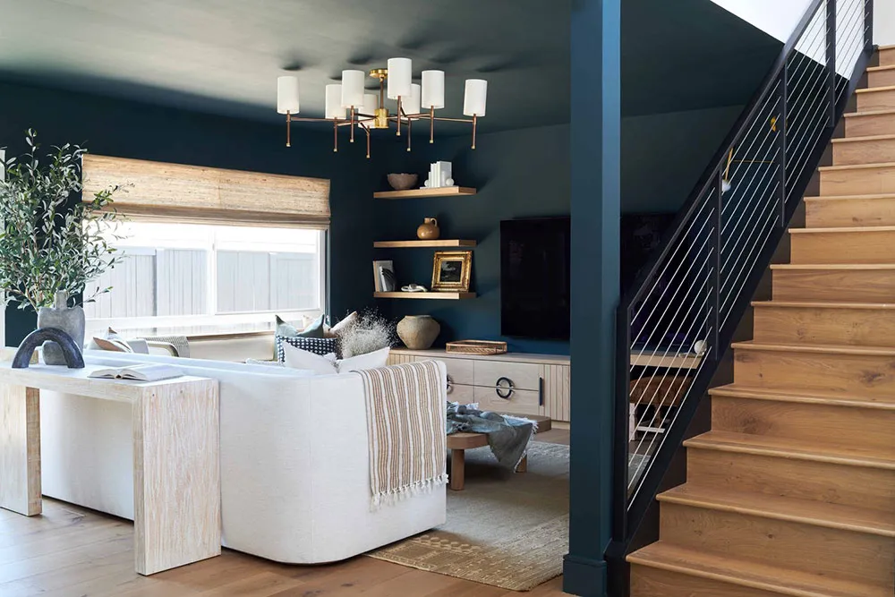 Schwarze Wände und helles Möbel: Mutiger, aber gemütlicher Interieur in Los Angeles - Gallery image 6