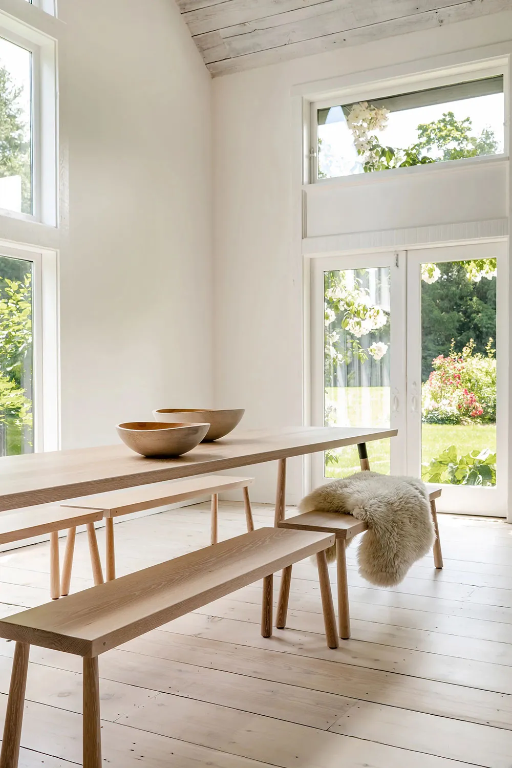 काली फ़ासाद एवं हल्के भीतरी डिज़ाइन: अमेरिका में स्थित एक सुंदर कॉटेज, जिसमें ग्रामीण शैली में सजावट की गई है. - Gallery image 7