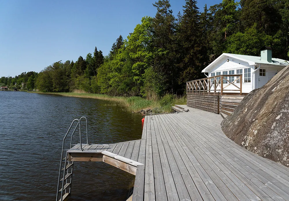 Villa blanca junto al lago en Suecia con su propio muelle - Gallery image 31