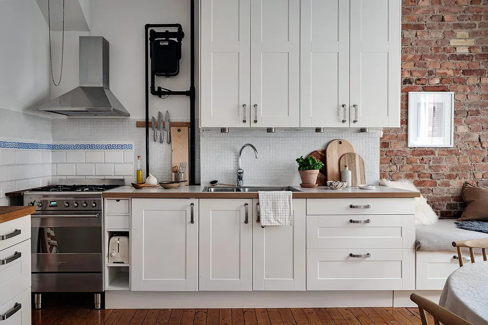 Мягкий декор и фрагменты кирпичной стены на кухне: небольшая квартира в Гетеборге (46 кв. м) - Gallery image 11