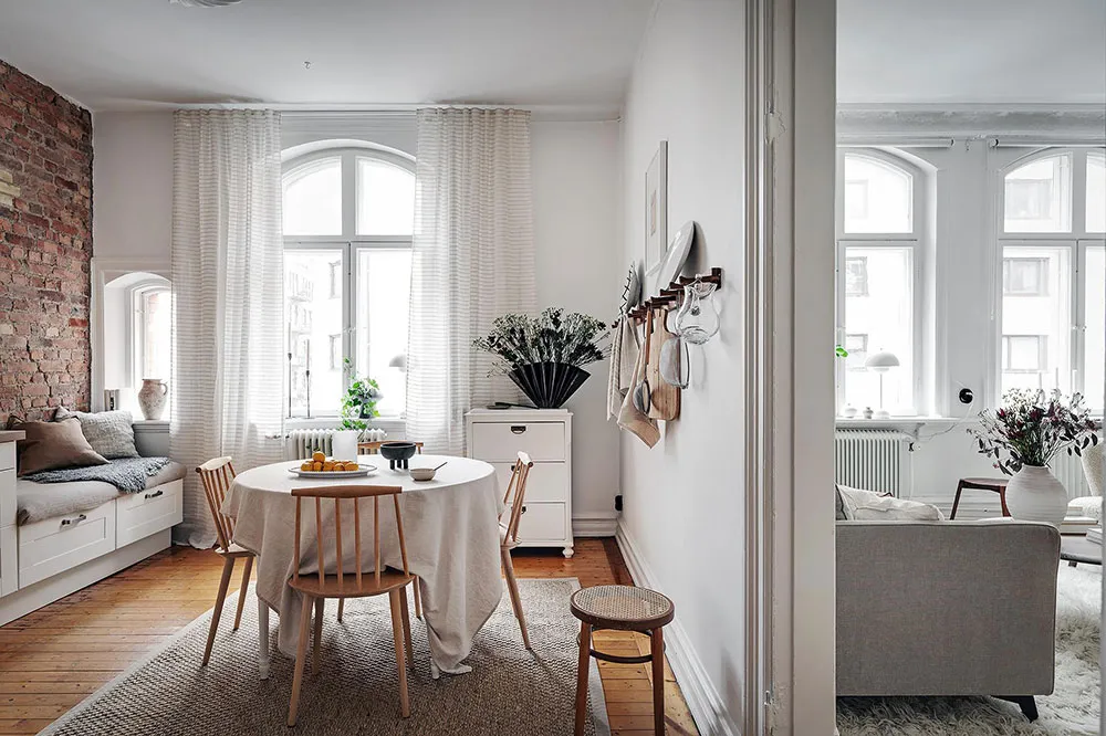 Мягкий декор и фрагменты кирпичной стены на кухне: небольшая квартира в Гетеборге (46 кв. м) - Gallery image 19