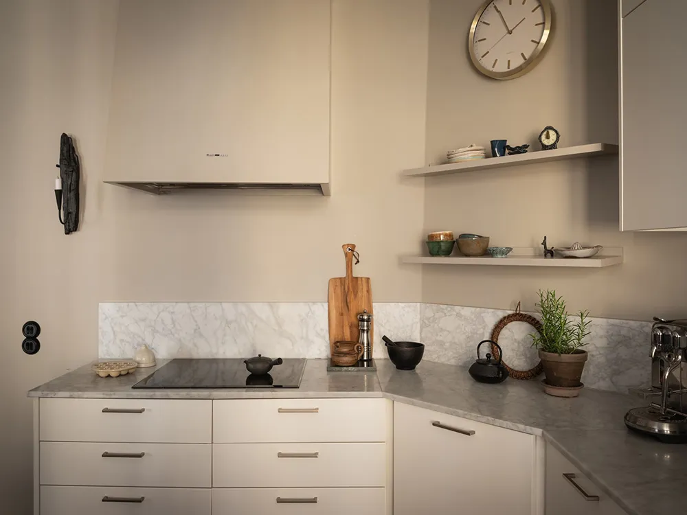 Бежеві стіни, яскравий декор і темна спальня: квартира в Гетеборзі (68 кв. м) - Gallery image 9