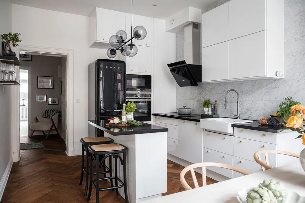 Яркие постеры в дизайне квартиры с лепниной в Стокгольме (82 кв. м) - Gallery image 4