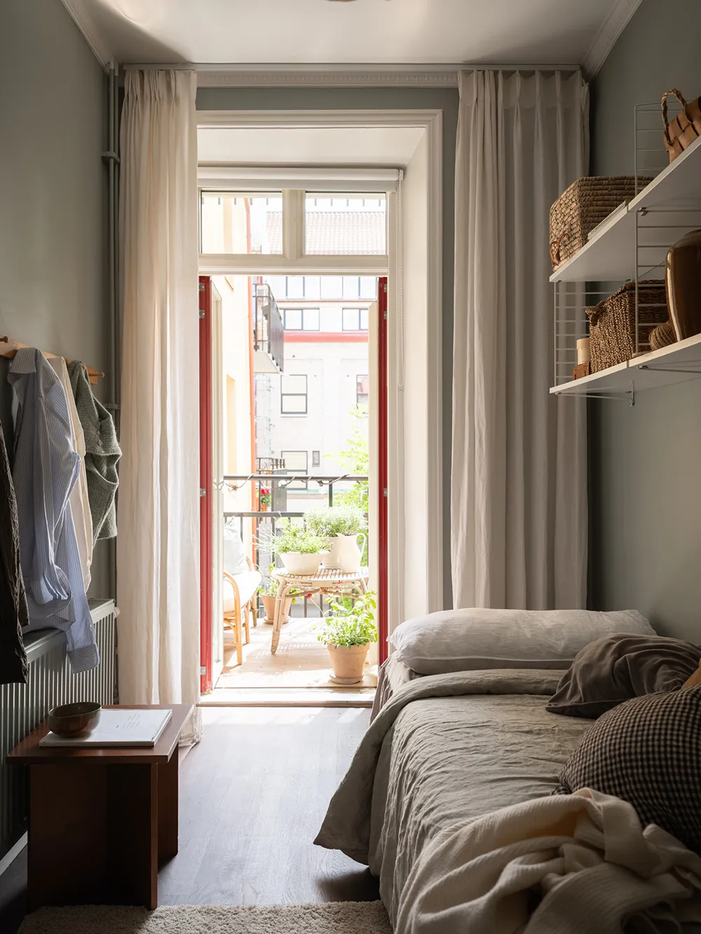 Бежеві стіни, яскравий декор і темна спальня: квартира в Гетеборзі (68 кв. м) - Gallery image 13