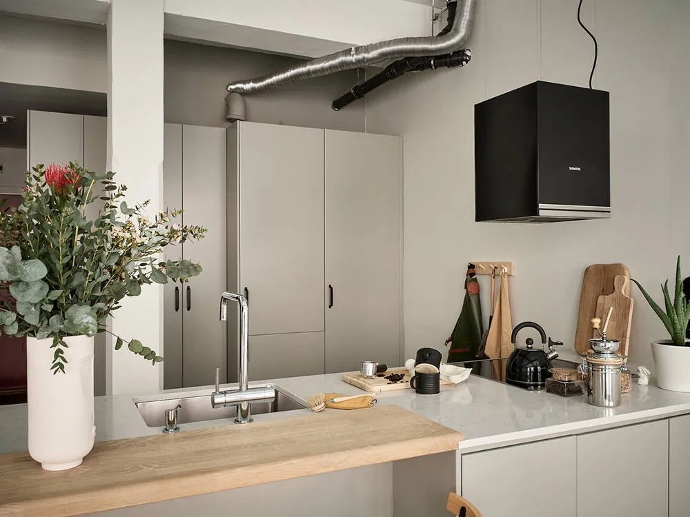 Inteligentna planista i przemysłowe detale: klasyczna studia w Szwecji (56 m²) - Gallery image 8