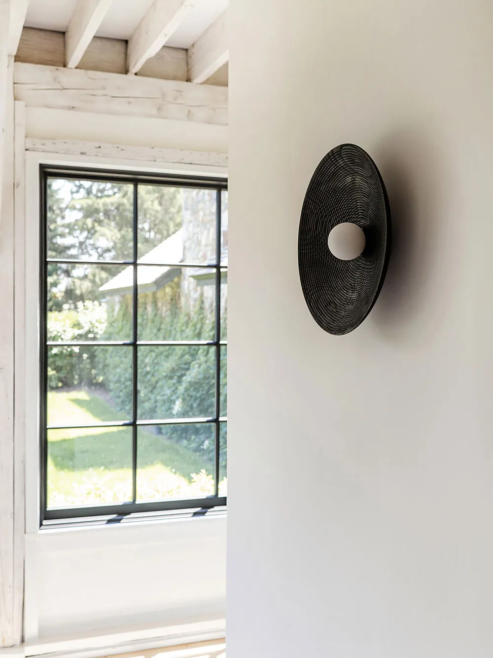 काली फ़ासाद एवं हल्के भीतरी डिज़ाइन: अमेरिका में स्थित एक सुंदर कॉटेज, जिसमें ग्रामीण शैली में सजावट की गई है. - Gallery image 13