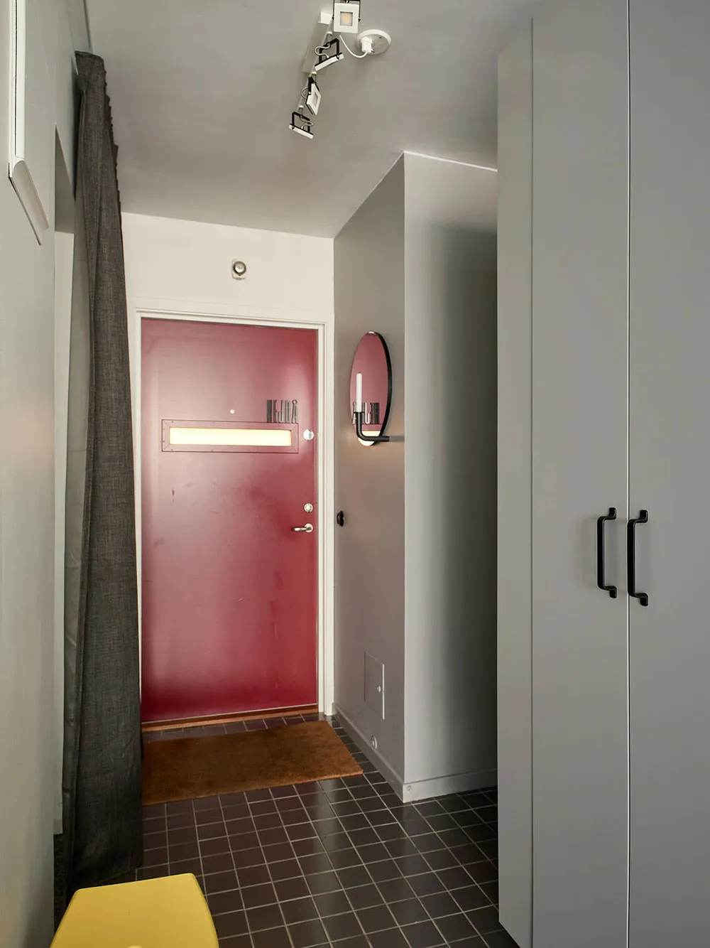 Inteligentna planista i przemysłowe detale: klasyczna studia w Szwecji (56 m²) - Gallery image 15