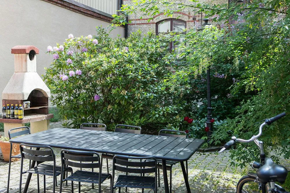 Мягкий декор и фрагменты кирпичной стены на кухне: небольшая квартира в Гетеборге (46 кв. м) - Gallery image 25