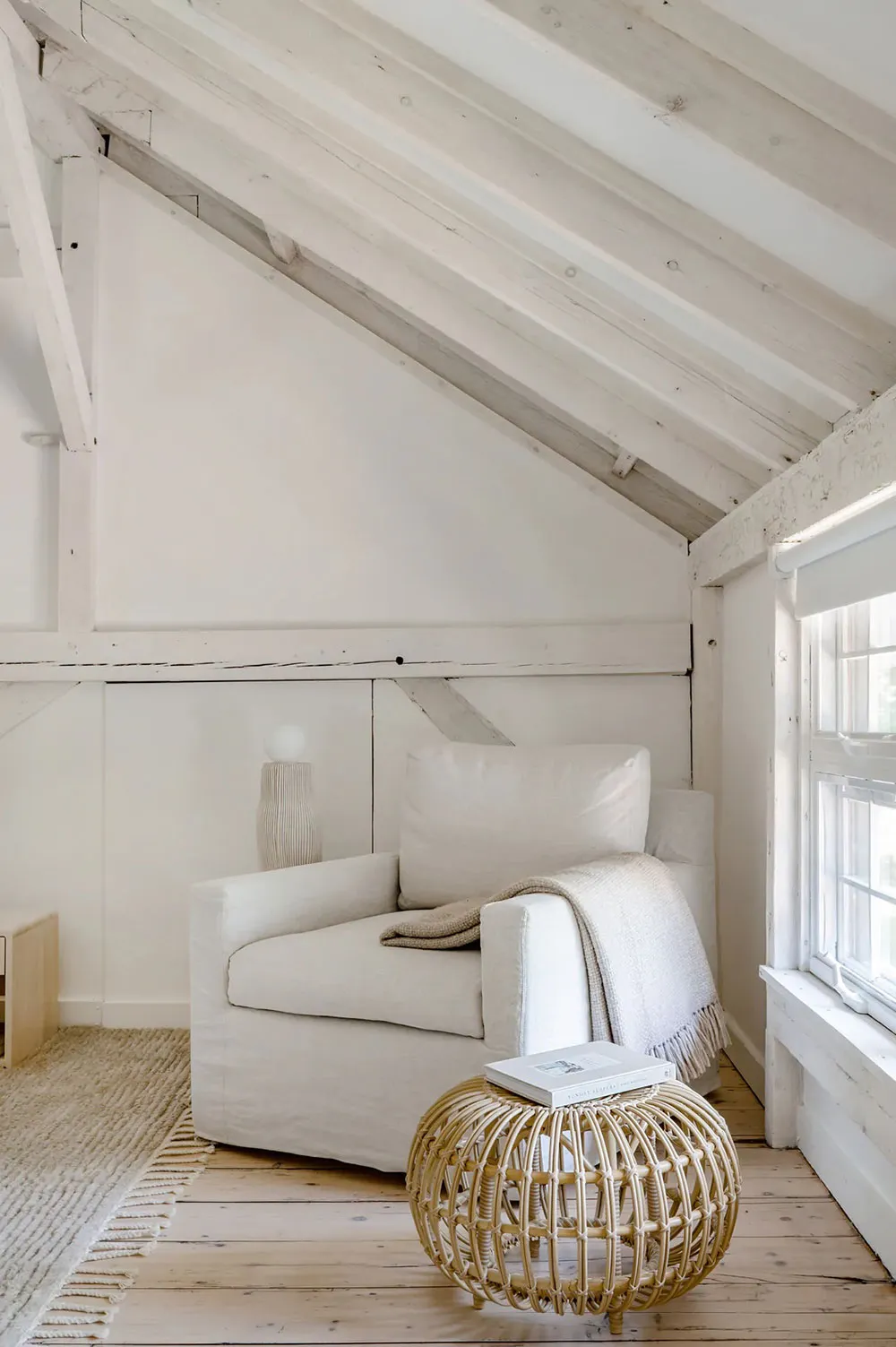 काली फ़ासाद एवं हल्के भीतरी डिज़ाइन: अमेरिका में स्थित एक सुंदर कॉटेज, जिसमें ग्रामीण शैली में सजावट की गई है. - Gallery image 8