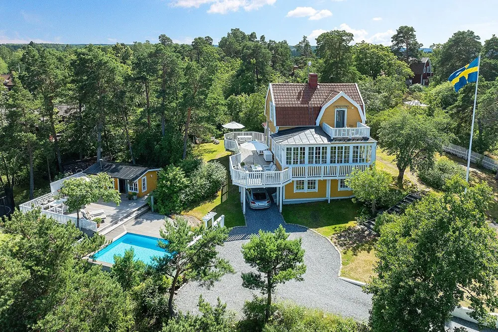 Stylowe odcienie w дизайnie tradycyjnej乡村 wиллы przy jeziorze w Szwecji - Gallery image 26