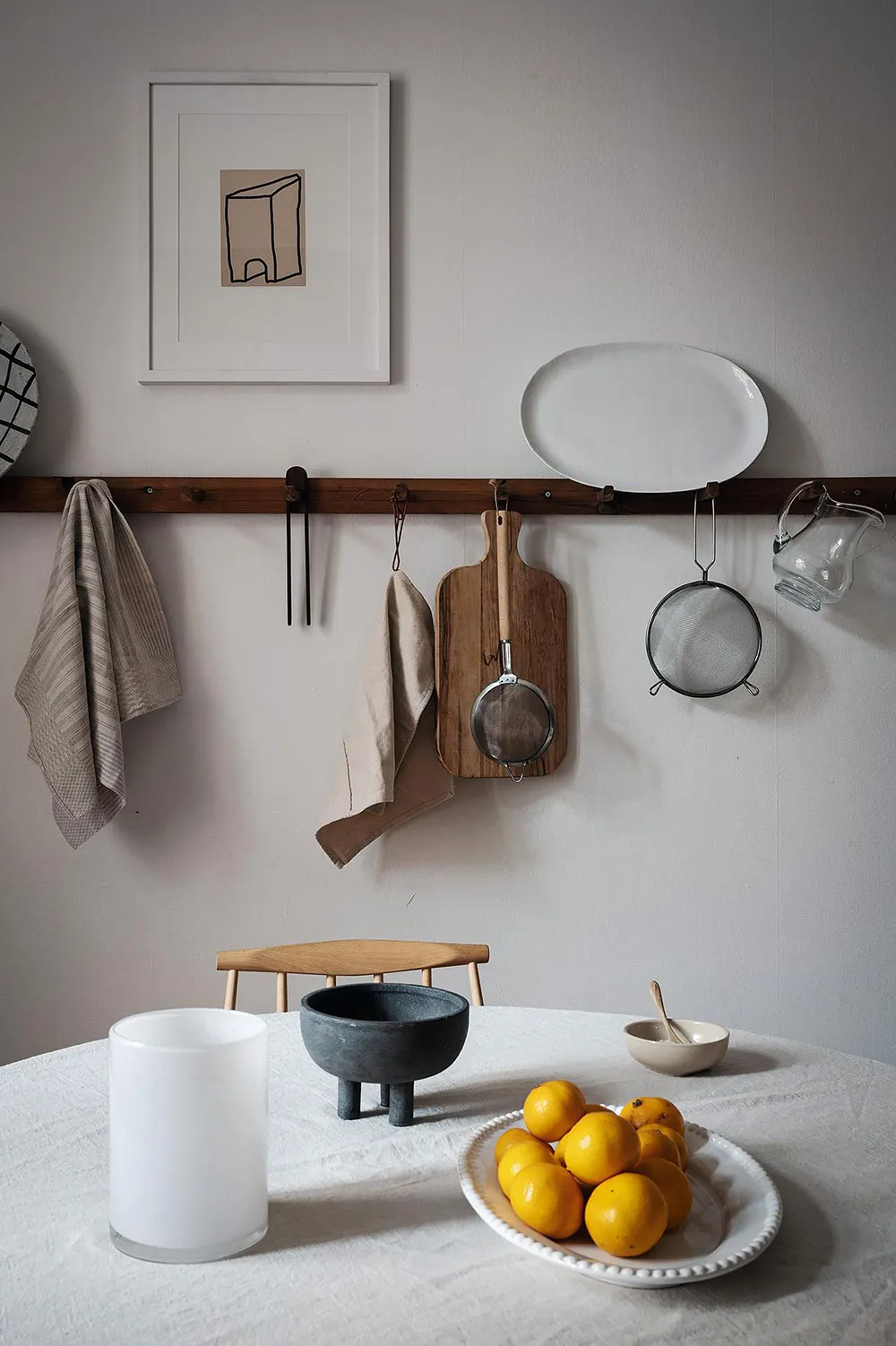 Мягкий декор и фрагменты кирпичной стены на кухне: небольшая квартира в Гетеборге (46 кв. м) - Gallery image 7