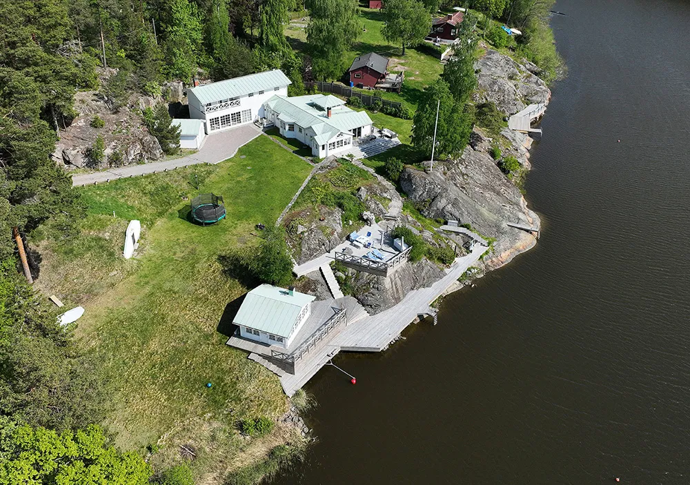 Villa blanca junto al lago en Suecia con su propio muelle - Gallery image 33